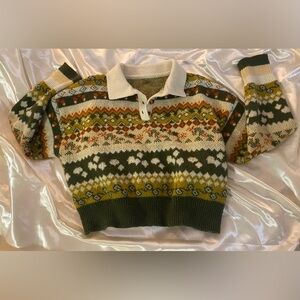 Cute warm swatshirt that fits with a lot of occasions. Buy and you wont regret🤍